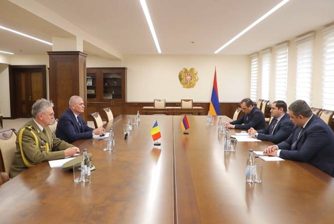 Глава МО Армении и посол Румынии обсудили вопросы региональной безопасности