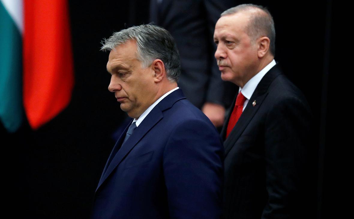 Конь и электромобиль: Орбан и Эрдоган обменялись подарками
