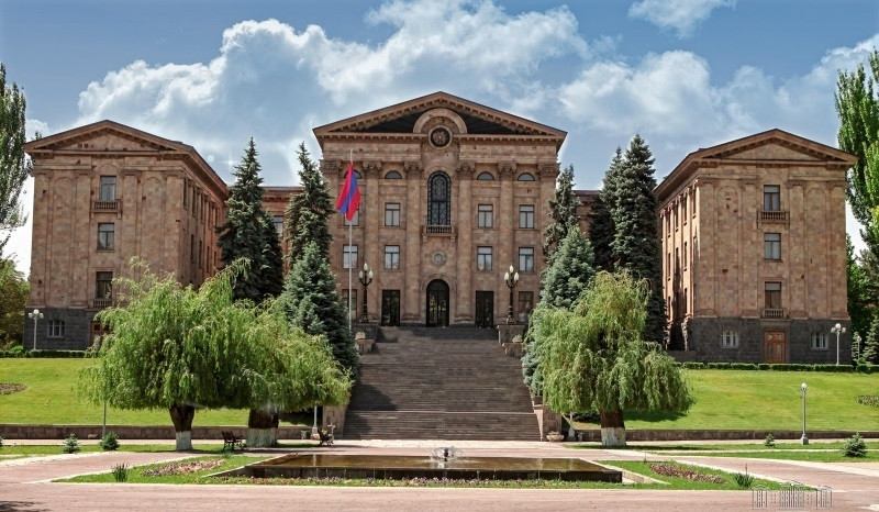 Оппозиционеры покинули здание Национального собрания