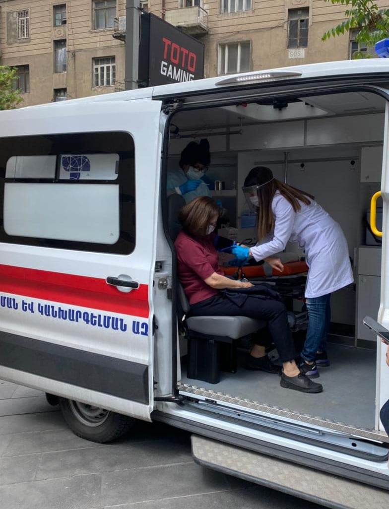 На Северном проспекте в Ереване развернули мобильный пункт вакцинации от коронавируса