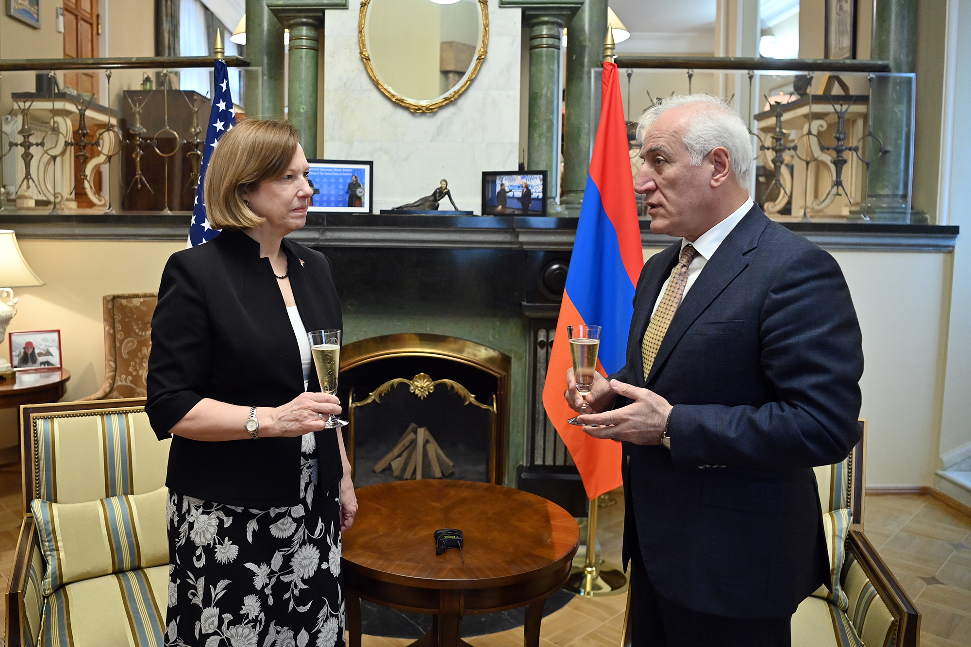  Հայաստանի նախագահն այցել է ամերիկյան դեսպանի կեցավայր և գովաբանել ԱՄՆ-ին 