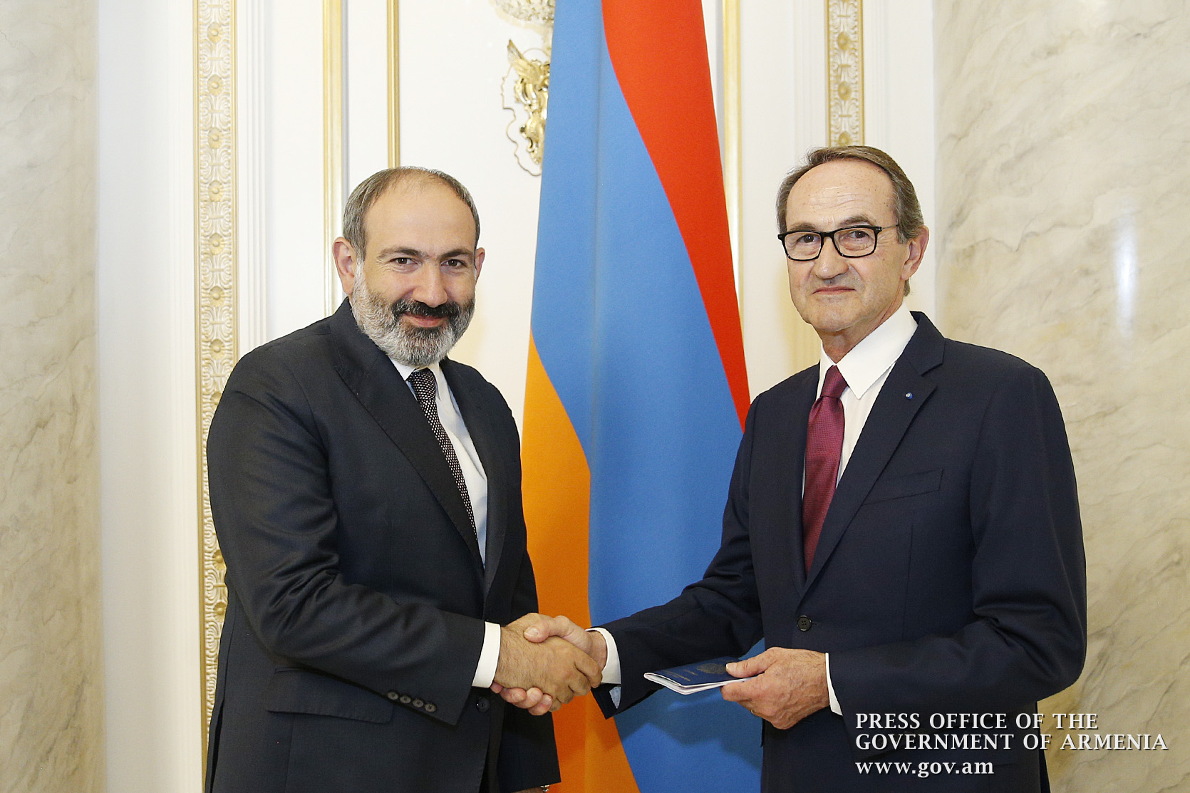 Премьер-министр вручил Рене Руке паспорт гражданина Республики Армения