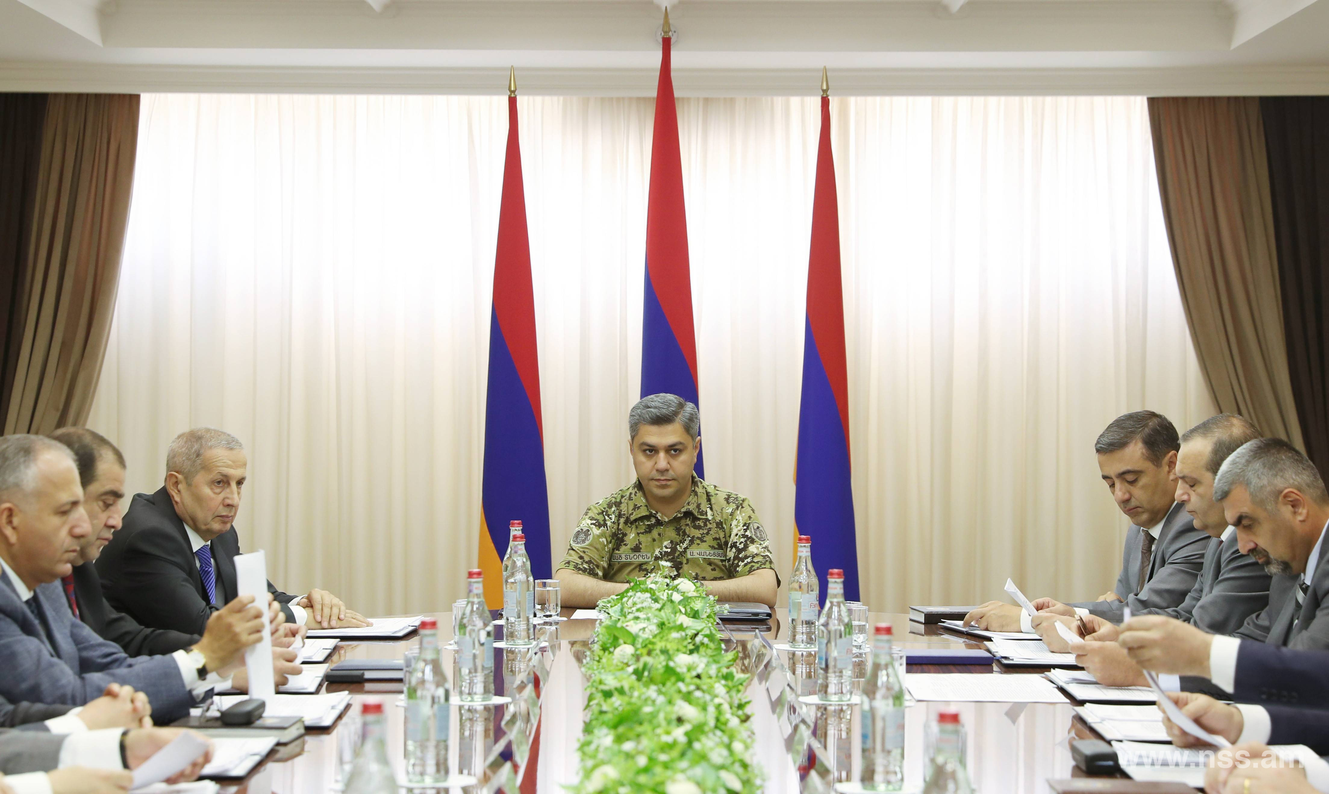 Глава СНБ Армении Артур Ванецян отчитал своих сотрудников 