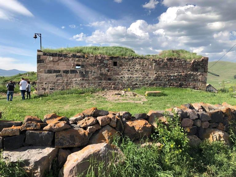 Неизвестные повредили армянский храм и могилы в Самцхе-Джавахети