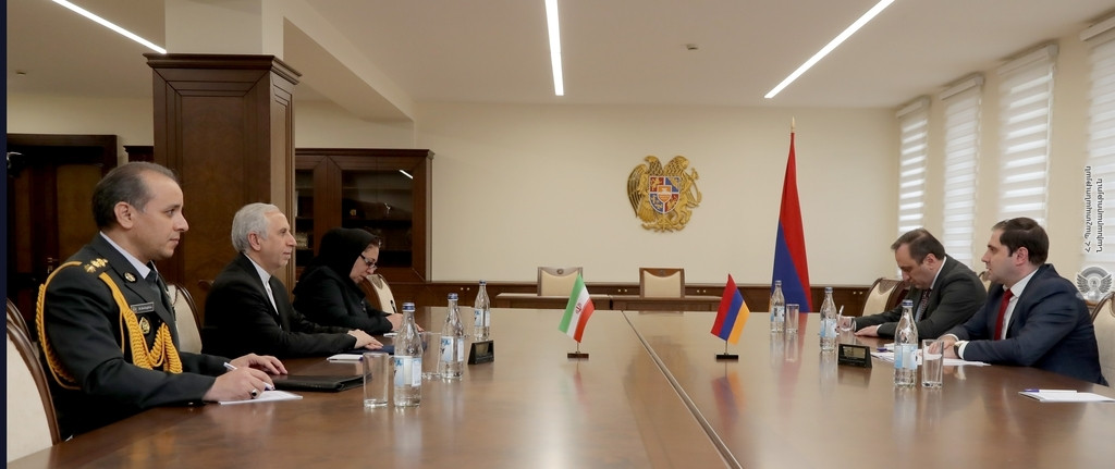 Глава МО представил послу Ирана ситуацию на армяно-азербайджанской границе и в Арцахе