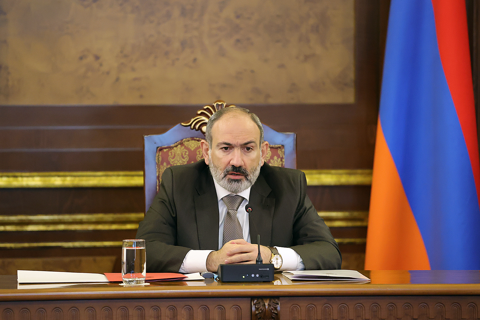 Пашинян объяснил причину освобождения Карапетяна от должности министра обороны Армении 