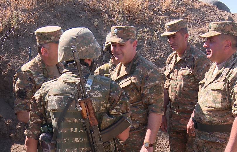 Начальник Генштаба ВС Армении ознакомился с инженерно-укрепительными работами на передовой