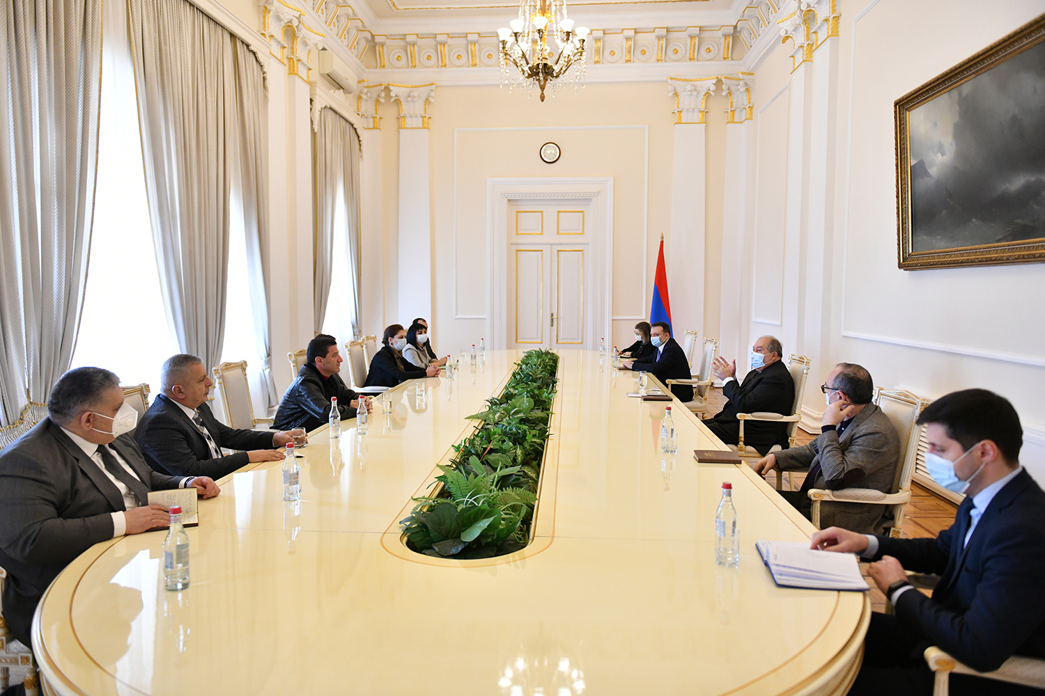 Президент Армен Саркисян обсудил ситуацию в стране с независимыми депутатами