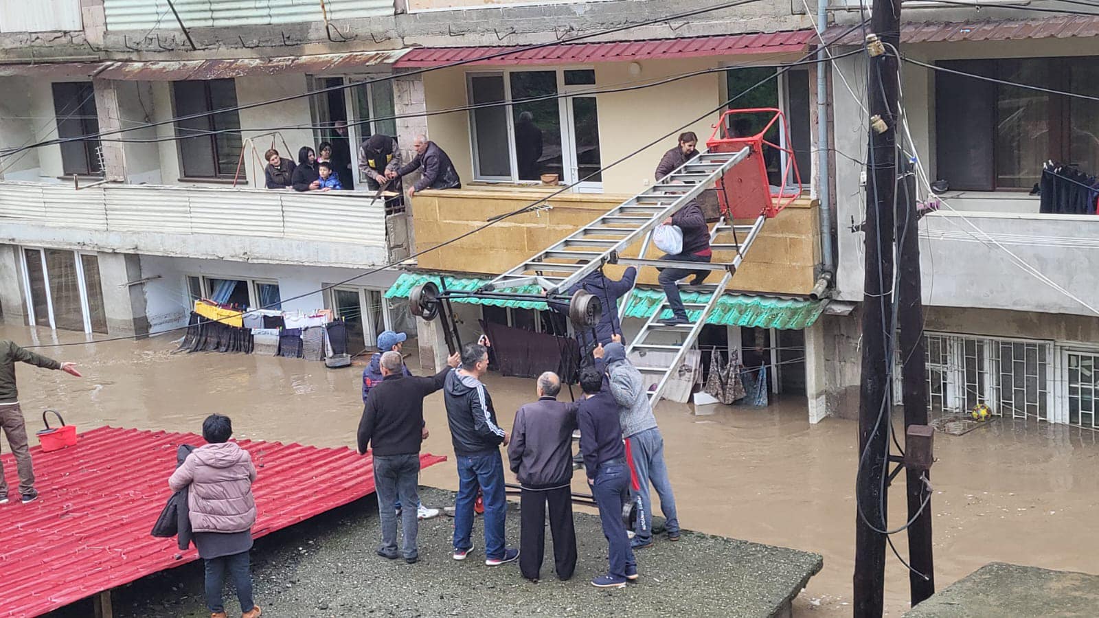 Наводнение в Лорийской области Армении привело к взрыву и масштабным разрушениям