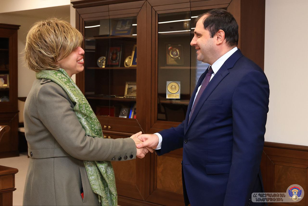 Глава Минобороны Армении встретился с послом Египта