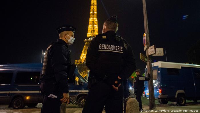 Франция вводит строгий комендантский час с 16 января