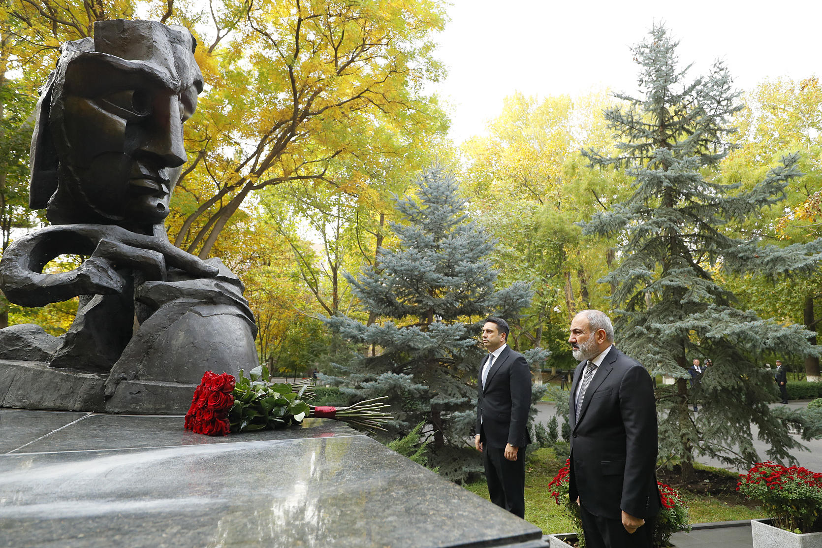 Премьер-министр Армении почтил память жертв теракта 27 октября 
