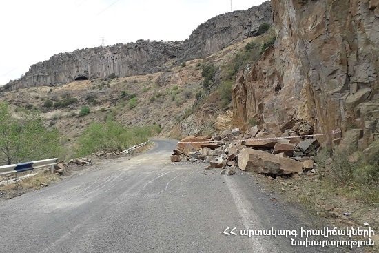 На участке автодороги Ереван-Мегри произошел камнепад: спасатели установили дежурство