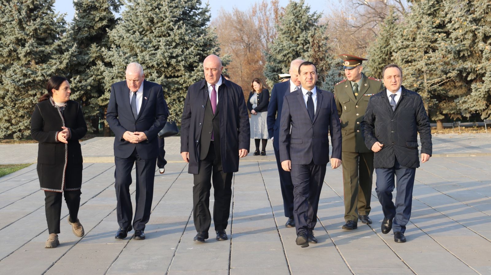 ՄԹ պաշտպանության հարցերով պետնախարարն այցելել է Հայոց ցեղասպանության հուշահամալիր