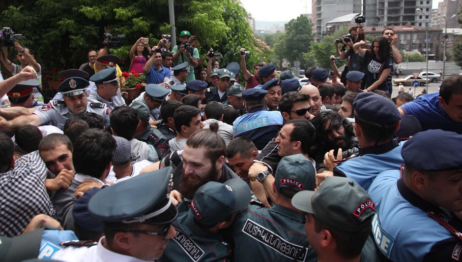 Полиция вправе разогнать акцию протеста в случае массовых нарушений правил комендатуры