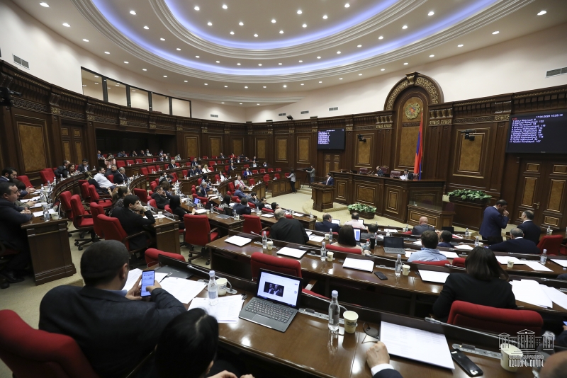 В парламенте проходит спецзаседание в связи с продлением ЧП 