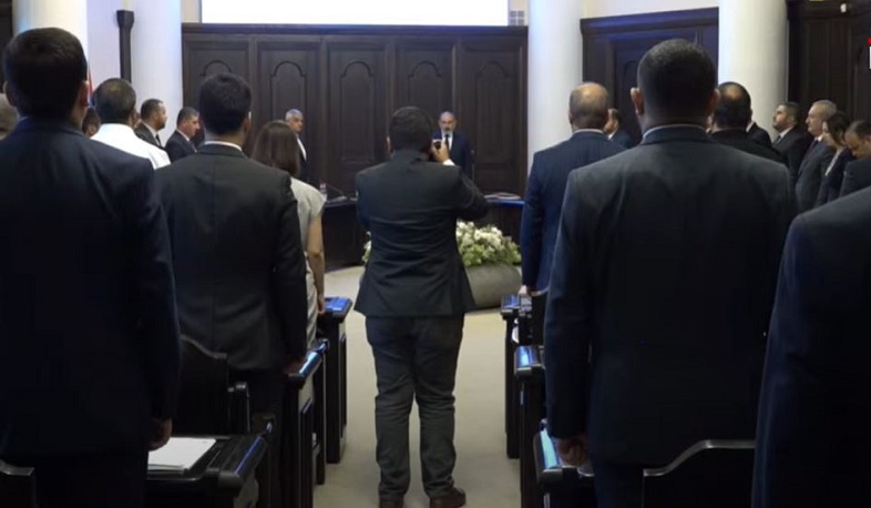 Члены правительства Армении почтили минутой молчания память погибших военных в Арцахе