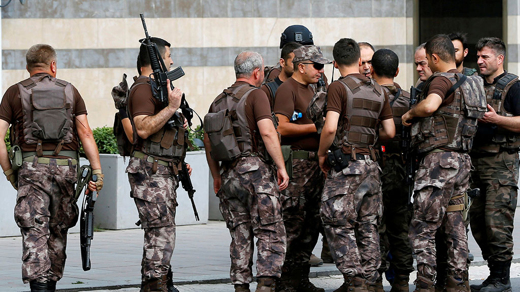 Турецкие власти намерены уволить около трех тысяч военных
