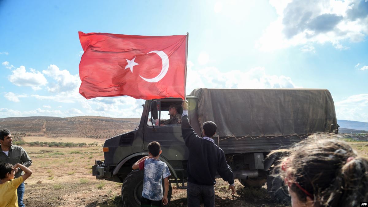 Эксперт: Турция должна остановить военную кампанию после появления сирийских войск