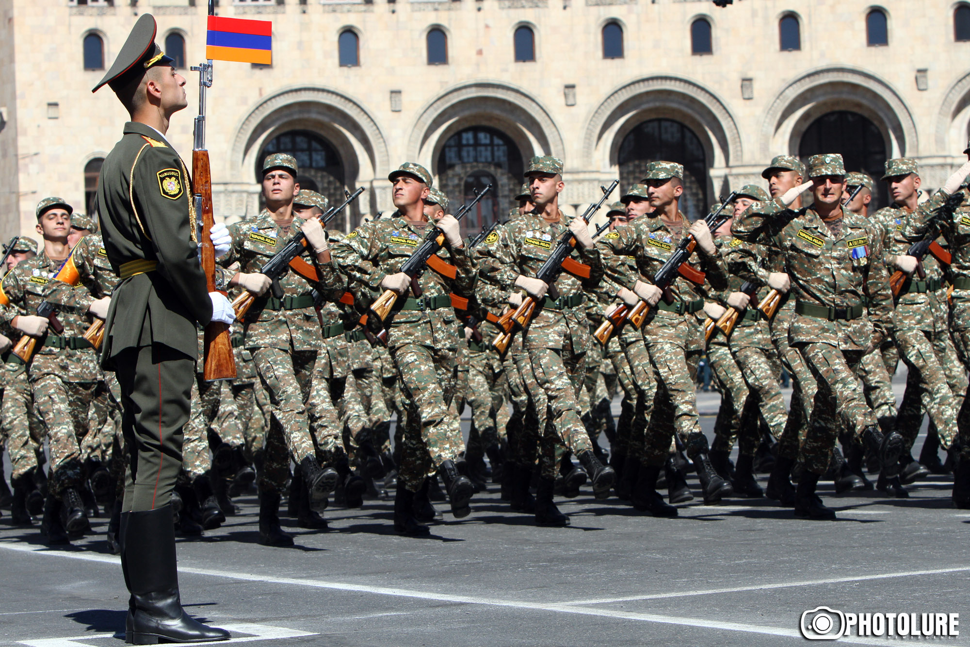 Раны еще кровоточат: в Армении отмечают День армии