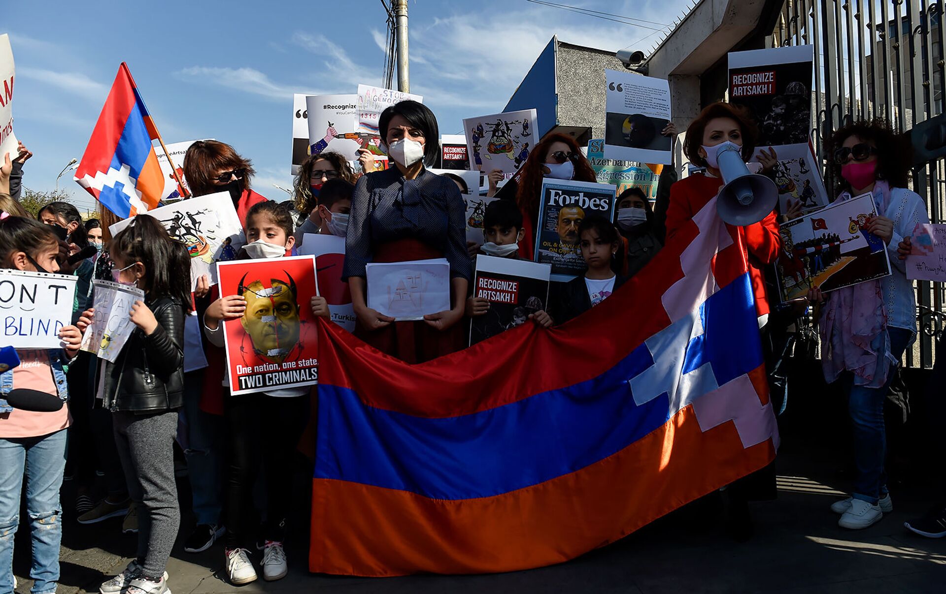 Արցախցի կանայք երթով շարժվում են դեպի ադրբեջանցիների կողմից արգելափակված հատված