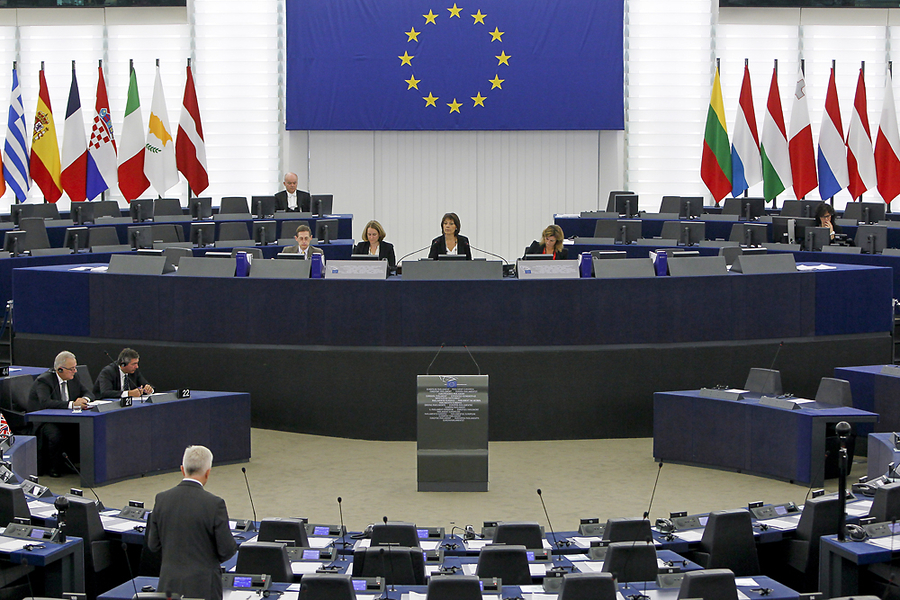 Eвропарламент осудил подкупы политиков со стороны Азербайджана