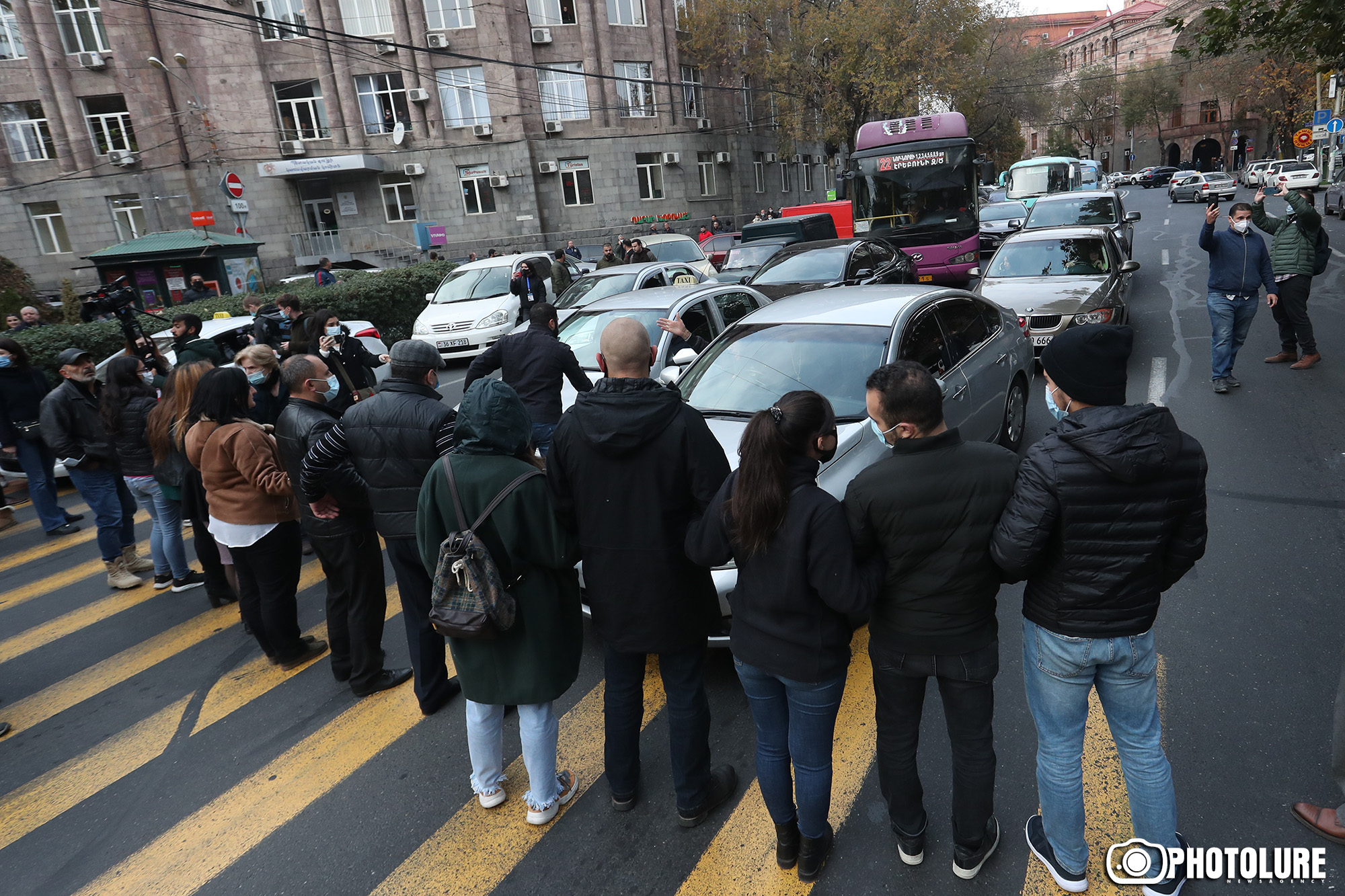 Երևանյան փողոցները փակ են. քաղաքացիները պահանջում են Փաշինյանի հրաժարականը (FOTO)
