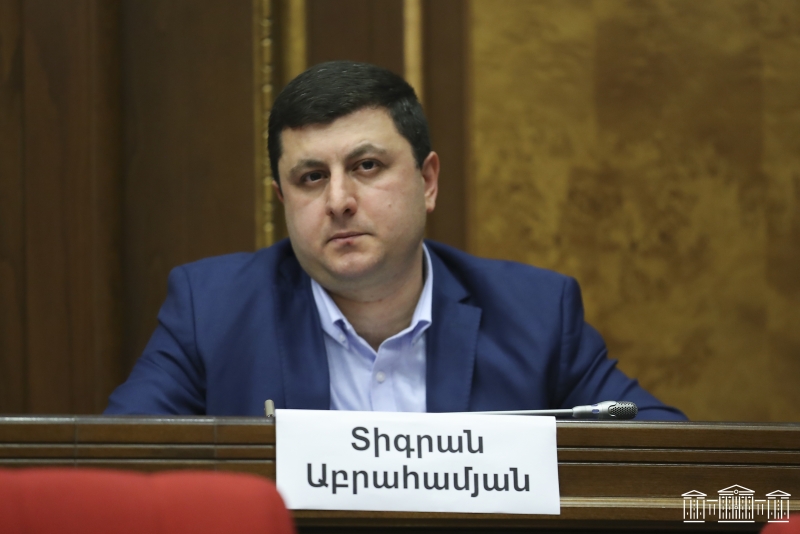 Дальше собственного кресла и внутренней вражды власти ничего не видят