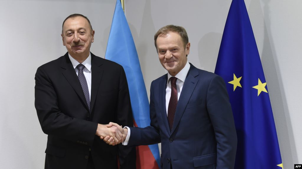 Эксперт: визит Туска в Азербайджан был более связан с экономикой, чем с политикой
