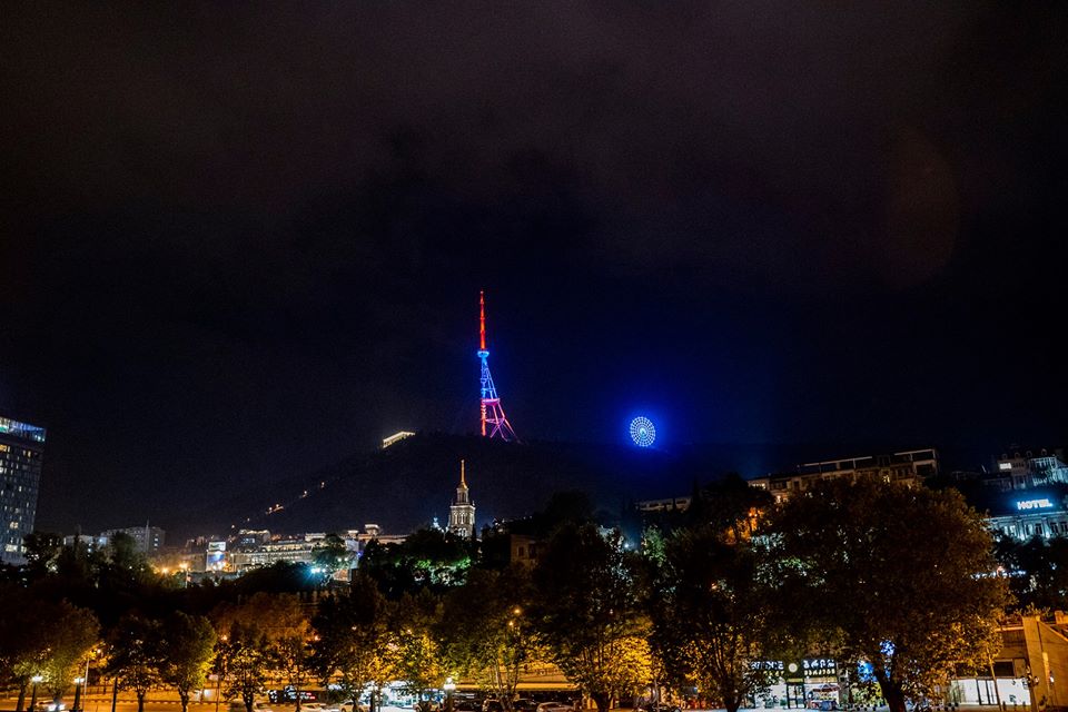 В знак поддержки Армении телебашня в Тбилиси окрасилась в цвета армянского триколора