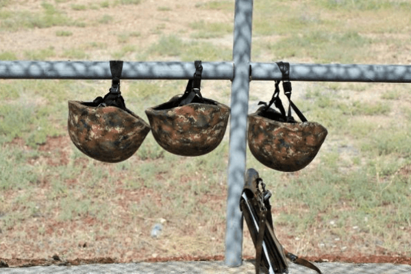 На боевом посту обнаружены тела трех военнослужащих с огнестрельными ранениями - МО