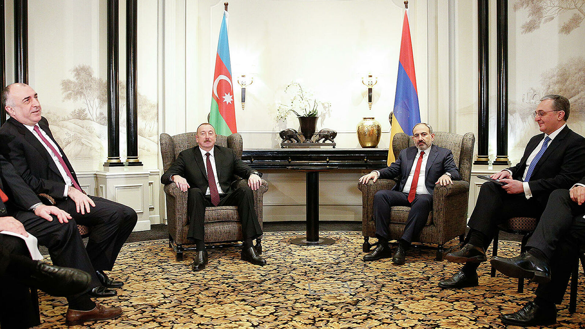 Лидеры Армении и Азербайджана согласились встретиться в Брюсселе в декабре