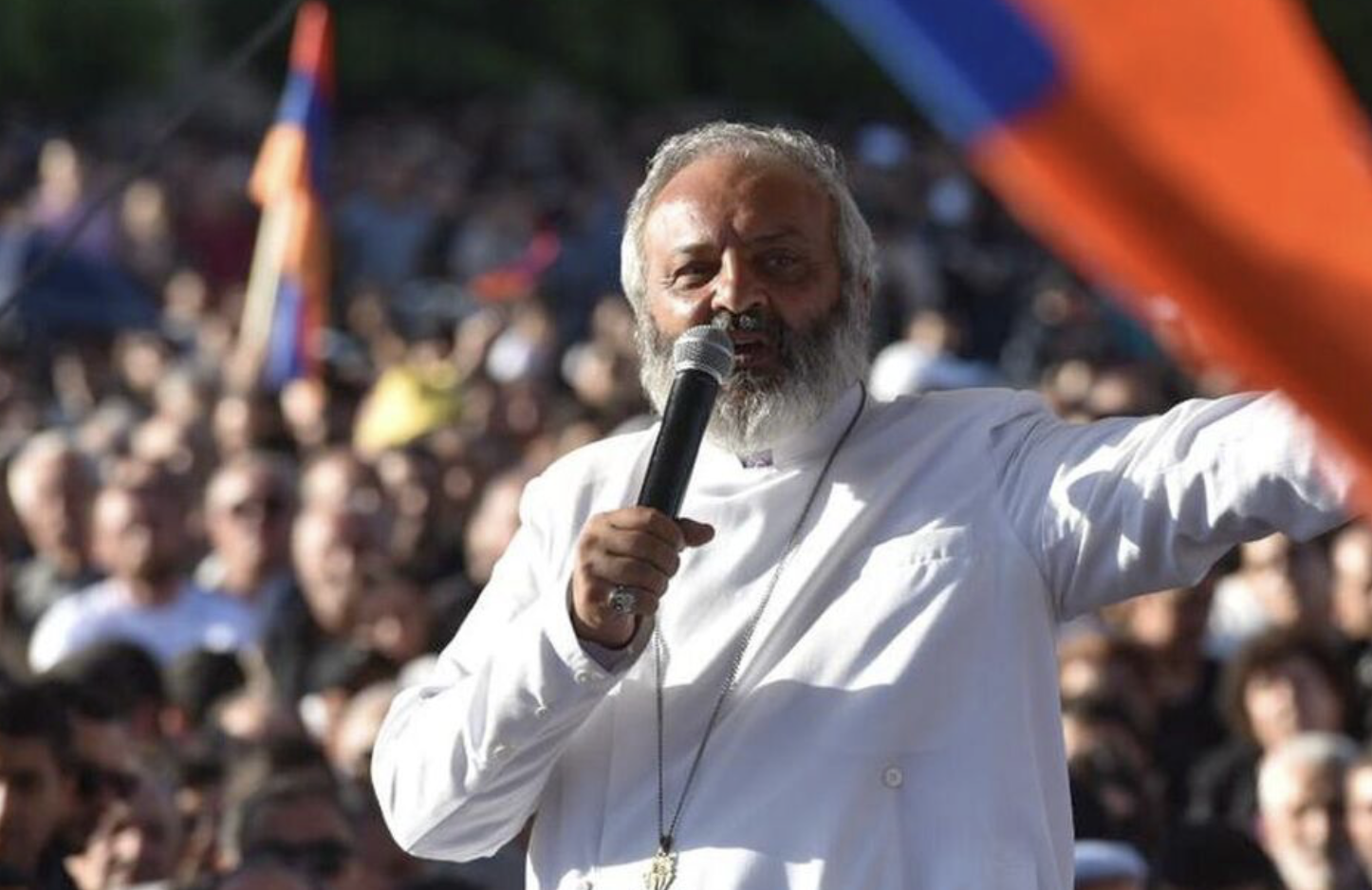 Архиепископ Баграт Галстанян дал премьеру Армении Пашиняну час на отставку