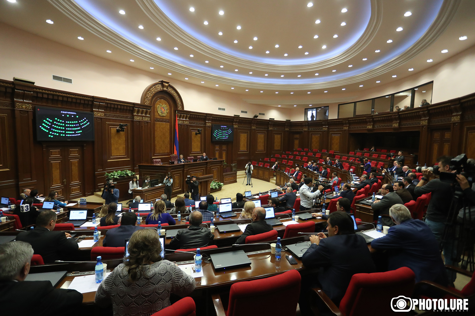 Пашинян объяснил парламентариям причины экономического спада в Армении