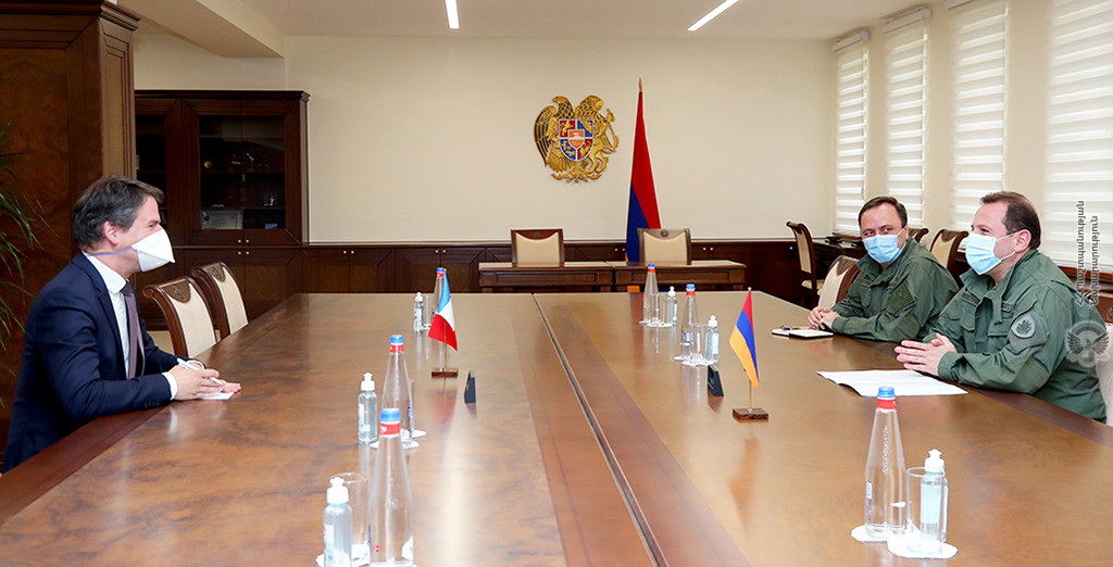 Давид Тоноян обсудил с послом Франции турецко-азербайджанские учения