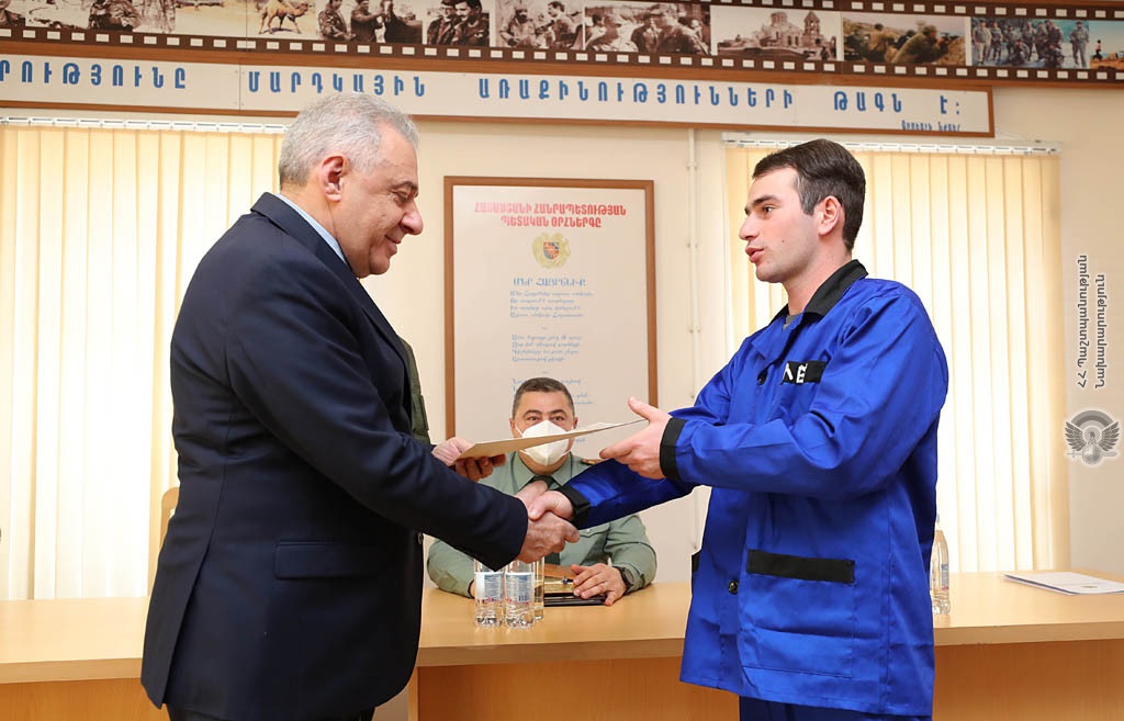 Министр обороны Армении посетил раненых в ходе войны военнослужащих и вручил им медали