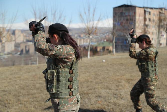 Հատուկ նշանակության կին զինծառայողները նախարարին ներկայացրել են իրենց հմտությունները