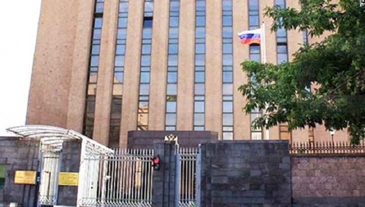 Протестующие заблокировали посольство России в Армении