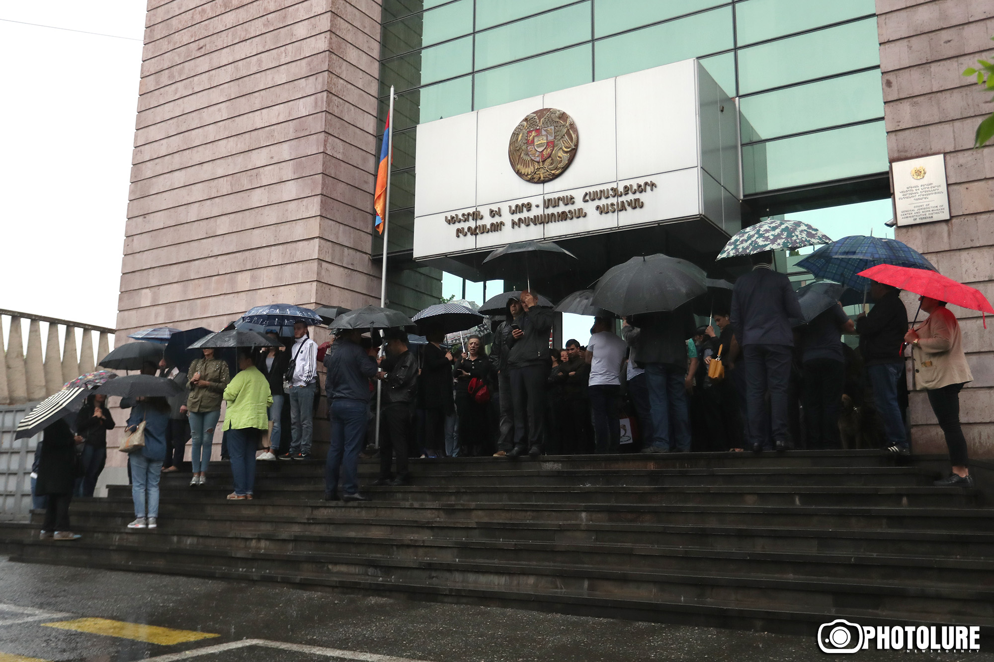 Блокада судов: в Армении сторонники премьера Пашиняна блокируют здания судов (видео)