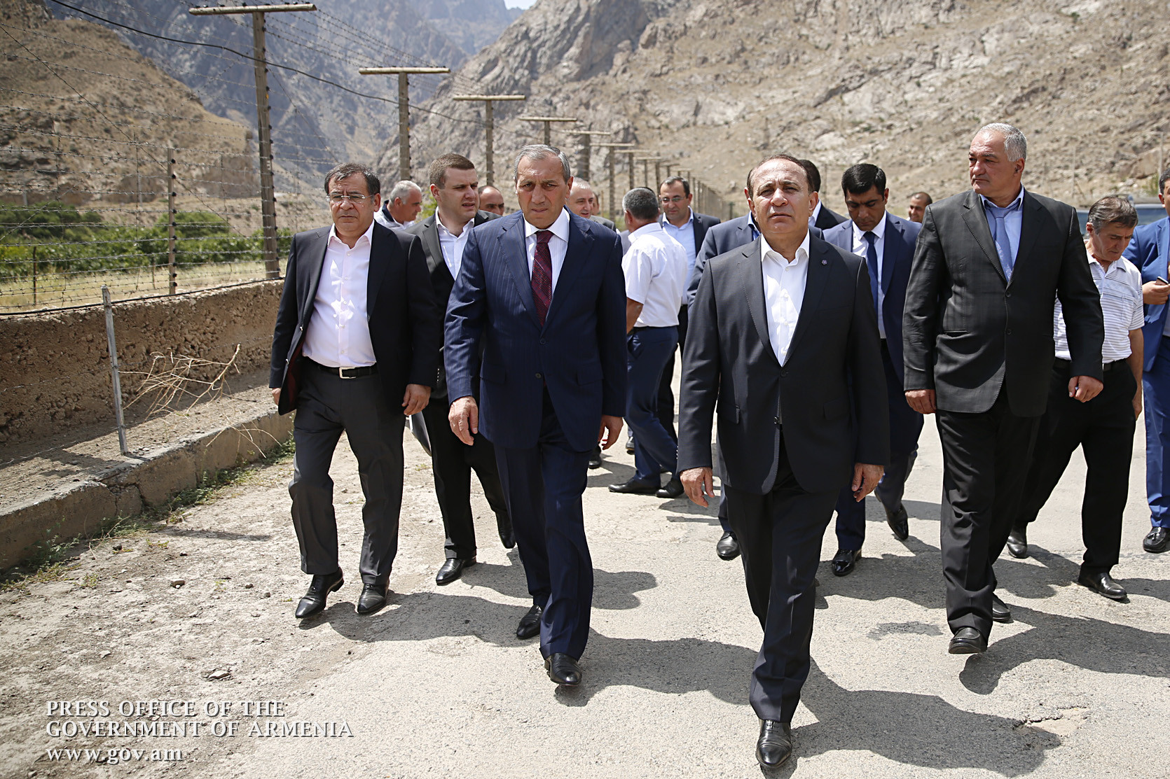 Фото 2016 года. Тогдашний премьер-министр Армении Офик Абрамян и руководство Сюникской области посетили Мегри