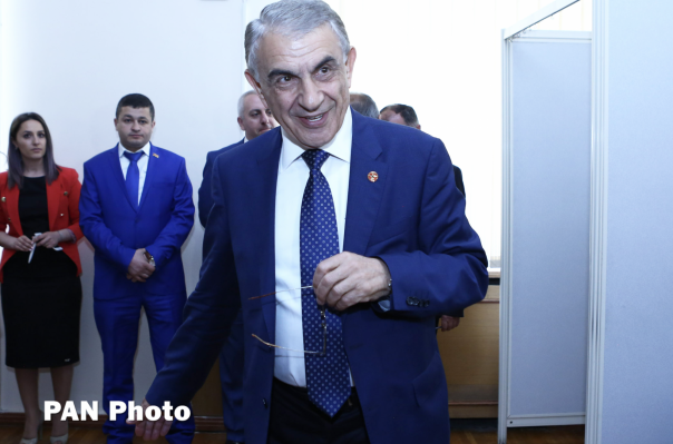 Детский хирург Ара Баблоян избран председателем парламента Армении