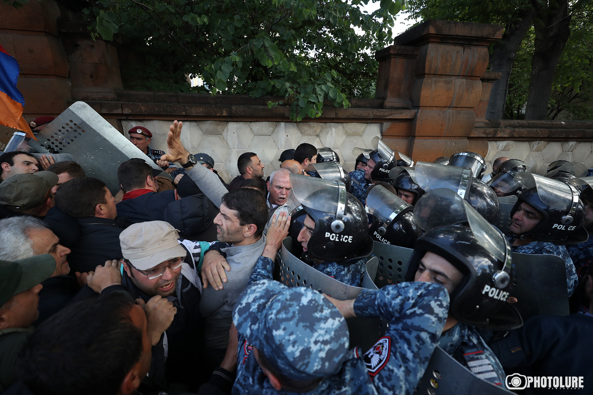 Երևանում վերսկսվել են բողոքի ակցիաները. ցուցարարները շրջափակել են նախագահի նստավայրը