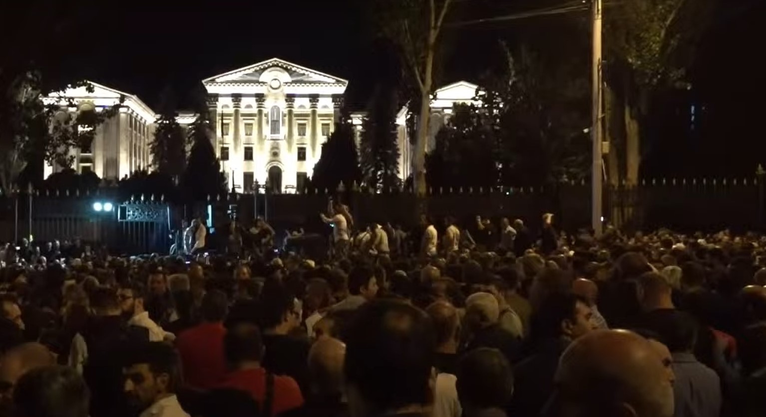 На митинге в центре Еревана стали озвучивать адреса депутатов ГД