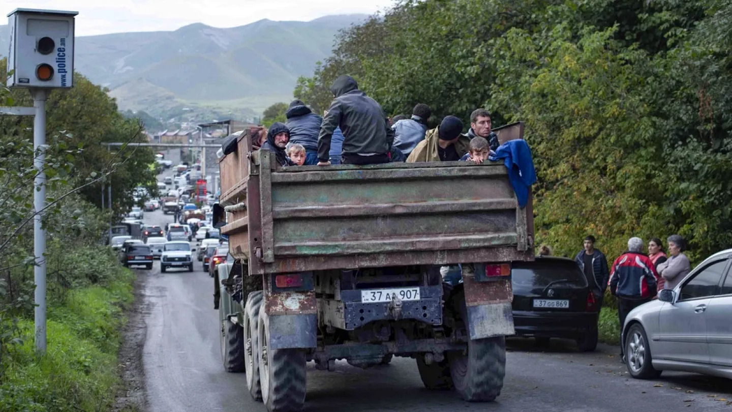 Армению покинули около 2500 вынужденных переселенцев из Нагорного Карабаха - Пашинян