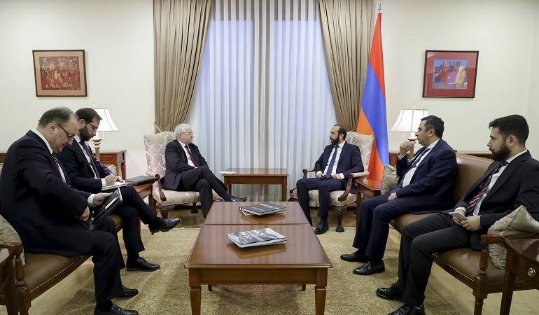 Глава МИД Армении обсудил с Ховаевым гуманитарный кризис в Нагорном Карабахе
