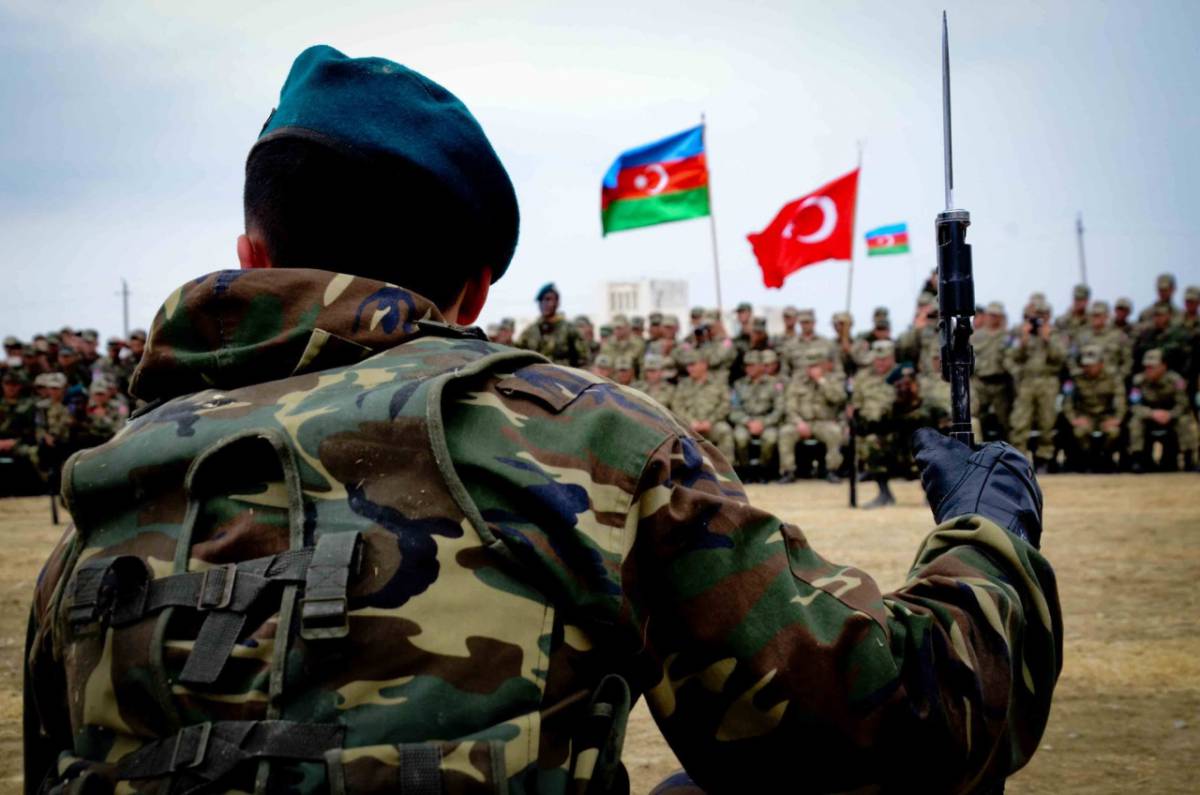 Турция продолжает вооружать Азербайджан