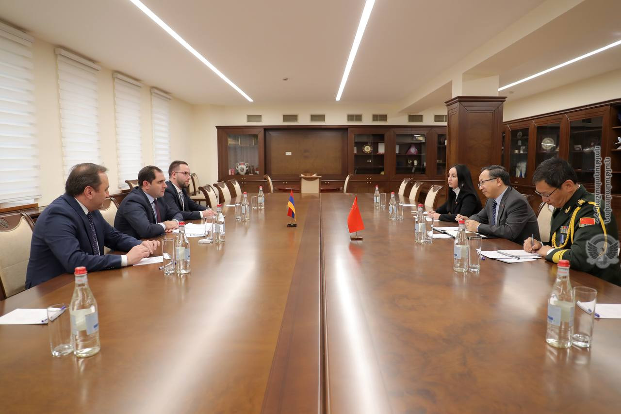 Министр обороны Армении обсудил с послом Китая сотрудничество в оборонной сфере
