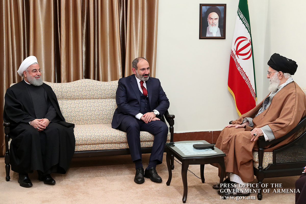 Пашинян направил поздравительные послания Али Хаменеи и Хасану Рухани по случаю Новруза