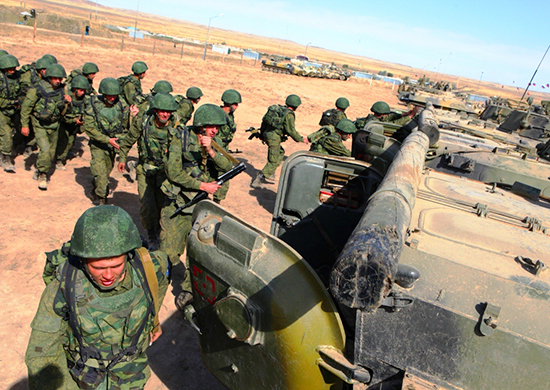 Военные российской военбазы борются с командами минобороны за звание лучшего экипажа БМП-2