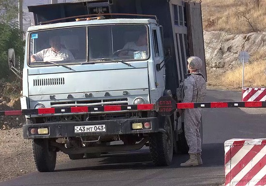 Миротворцы обеспечили безопасный проезд 65-титысячного автомобиля через Лачинский коридор 